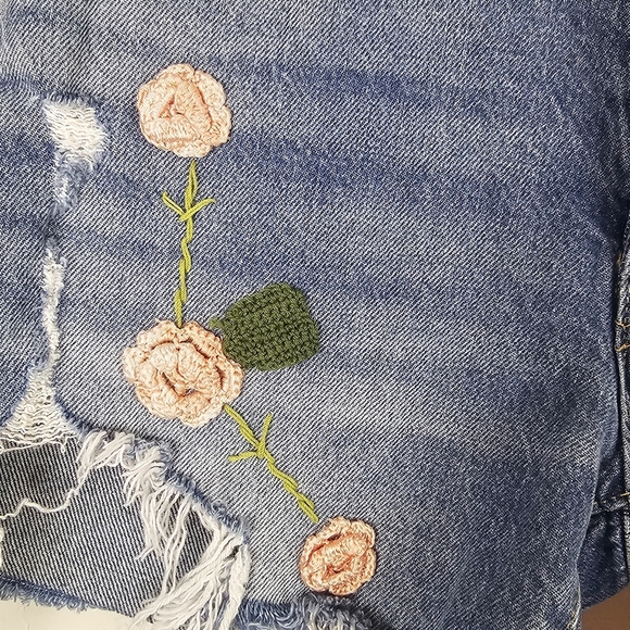 Lucky Brand Embroidered Distressed High Rise Denim Shorts Size 00 / 24 - Picture 4 of 13